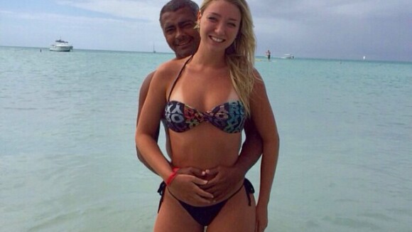Romário posa em Aruba com a nova namorada, a mineira Dixie Pratt, de 19 anos