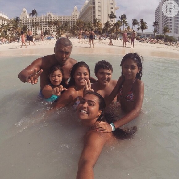 Romário viajou com a namorada para Aruba, no Caribe, mas levou os filhos juntos. 'É tudo nosso', legendou o ex-jogador na foto postada em sua conta do Instagram