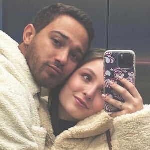 Larissa Manoela fez uma nova declaração para o noivo, André Luiz Frambach, em meio a polêmica com a mãe, Silvana