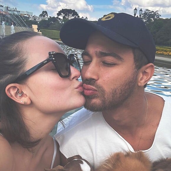 Larissa Manoela pareceu dar uma alfinetada aos pais, Silvana e Gilberto, que seriam contra o relacionamento da filha com André Luiz Frambach: 'O mundo não está pronto para compreender o nosso amor! Se todos soubessem ao menos 1% do que passamos diariamente, do tanto que nos apoiamos e crescemos juntos'