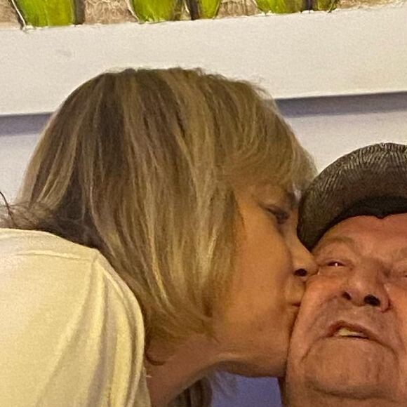 Pai de Eliana sofreu um AVC em agosto de 2022; na foto, apresentadora e a irmã com o genitor, José Bezerra