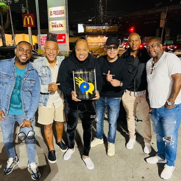 Anderson Leonardo posa com o grupo Molejo após participação no 'Domingo Legal', do SBT