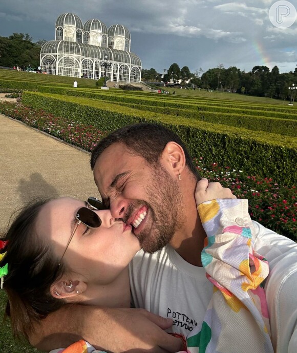 Larissa Manoela está noiva de André Luiz Frambach; relação não teria aval dos pais da atriz