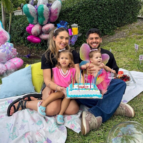 Família de Virgínia Fonseca posou reunida em um jardim