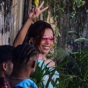 Anitta esbanjou simpatia ao perceber flagra de paparazzo