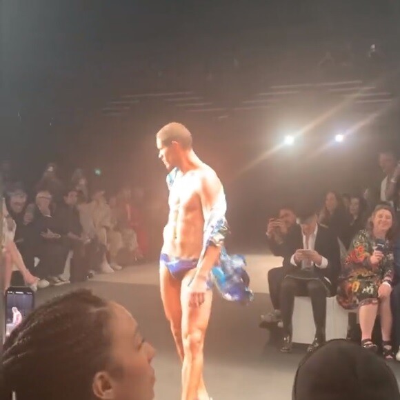 Roupa de José Loreto em desfile causou comoção nas redes sociais