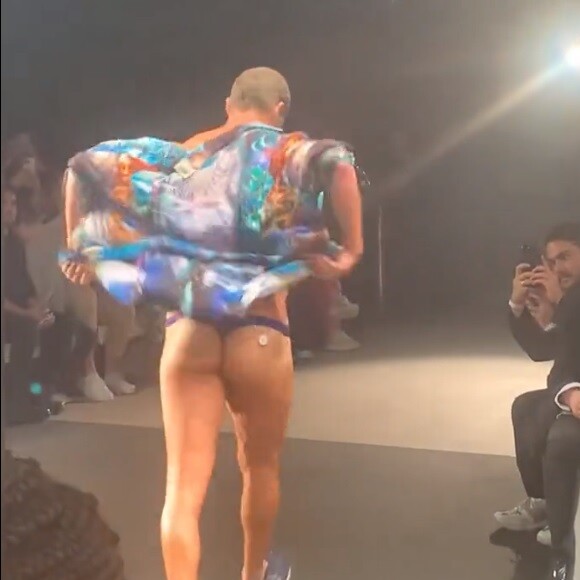 É possível ver o marcador de glicose em look de José Loreto em desfile na São Paulo Fashion Week