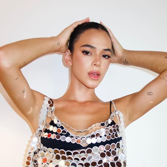 L7nnon não quis assumiu o namoro com Bruna Marquezine, afirmou o colunista Léo Dias