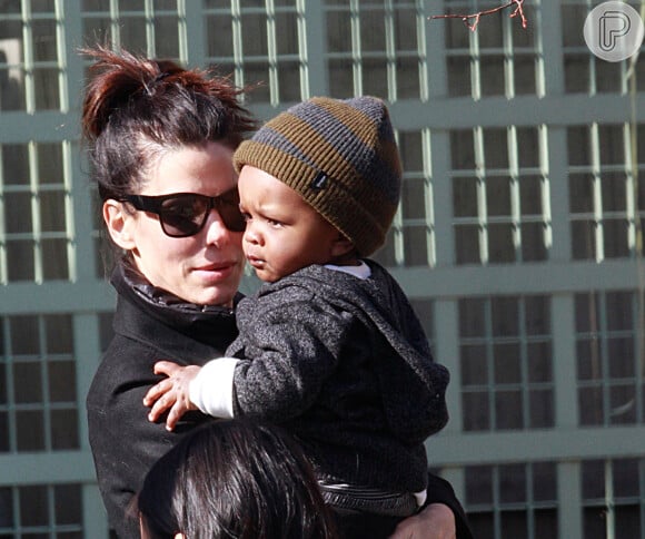 Sandra Bullock com o seu filho ainda bebê.