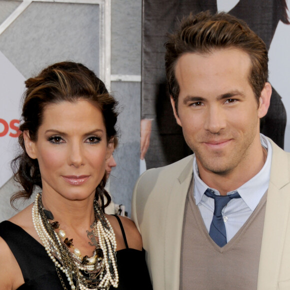 Um dos filmes mais famosos de Sandra Bullock é 'A Proposta' com quem ela fez par romântico com Ryan Reynolds.