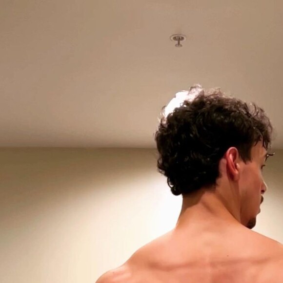 No registro, o filho de Xanddy e Carla Perez destacou os músculos dos braços e costas