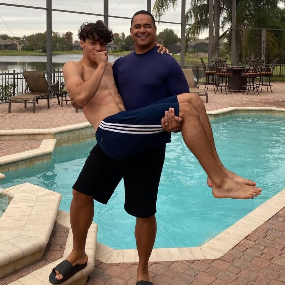 O filho de Xanddy constantemente mostra seu corpão, assim como o pai