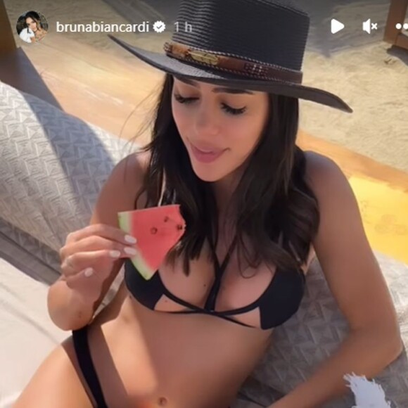 Bruna Biancardi circulou só de biquíni por um beach club na Grécia