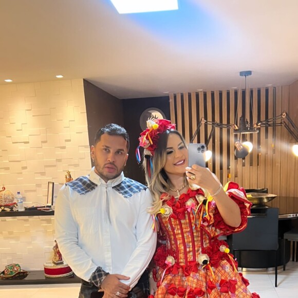 Deolane Bezerra, em seguida, posou com Lucas Guimarães em mais um dia de festa junina