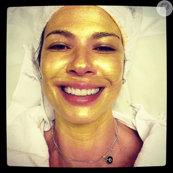 Luciana Gimenez posando com máscara de mel e ouro, sem medo de ser feliz