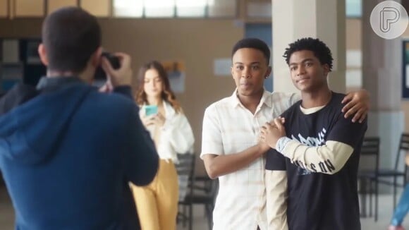 Yuri (Jean Paulo Campos) aborrece o namorado, Vini (Guthierry Sotero), mas mesmo assim eles posam para foto de Rafa (Caio Manhete) na novela 'Vai na Fé'