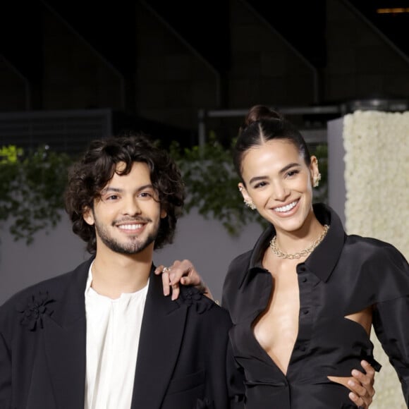 Bruna Marquezine e Xolo Maridueña foram alvos de rumores de namoro durante vários meses