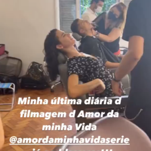 Bruna Marquezine aparece com o mesmo vestido que usou durante um dia de gravação de sua nova série para o Star+, 'Amor da Minha Vida'