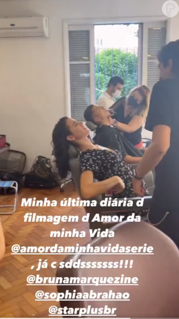 Bruna Marquezine aparece com o mesmo vestido que usou durante um dia de gravação de sua nova série para o Star+, 'Amor da Minha Vida'