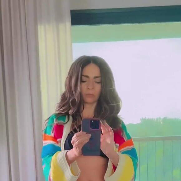 Claudia Ohana exibiu o corpo em vídeo de biquíni