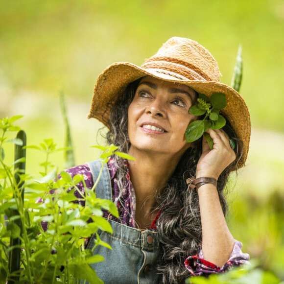 Claudia Ohana está no elenco da novela 'Vai Na Fé'