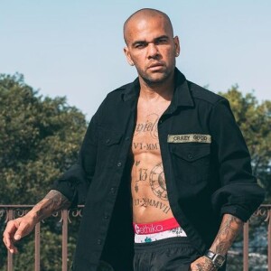 Jornais espanhóis teriam revelado a identidade da jovem de 23 anos que acusa Daniel Alves de estupro, por meses sua imagem seguia no anonimato.