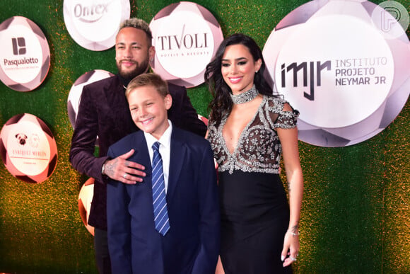 Neymar posou com o filho, Davi Lucca, e a atual namorada, Bruna Biancardi, grávida do segundo filho dele, ao chegarem em leilão
