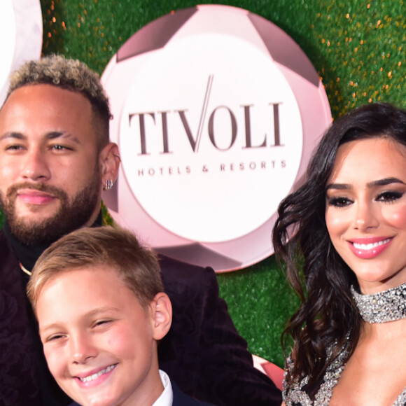 Neymar posou com o filho, Davi Lucca, e a atual namorada, Bruna Biancardi, grávida do segundo filho dele, ao chegarem em leilão