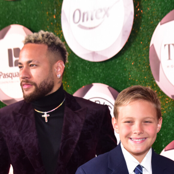 Neymar, Bruna Biancardi e Davi Lucca posaram ao chegarem ao leilão beneficente do instituto do jogador