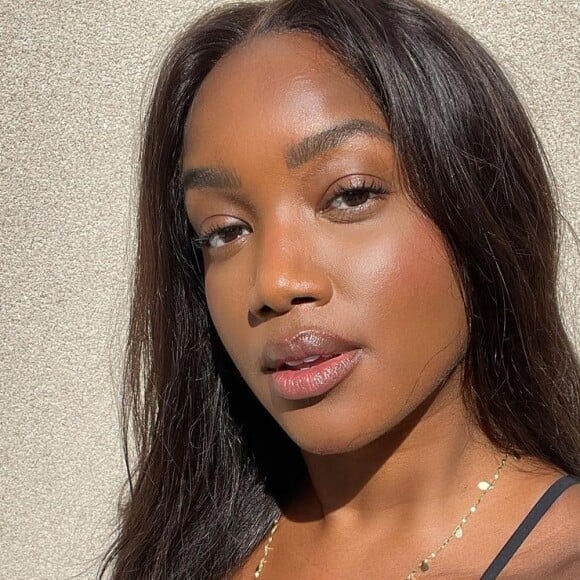 Iza postou uma série de fotos de biquíni em seu perfil no Instagram nesta sexta-feira (23)