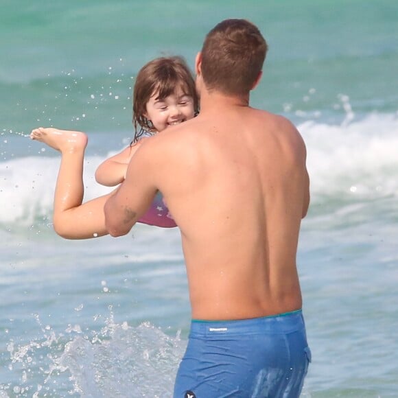 Clara Maria se deivertiu muito na praia com o pai