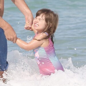 Rafa Vitti levou a filha na praia da Barra da Tijuca, no Rio
