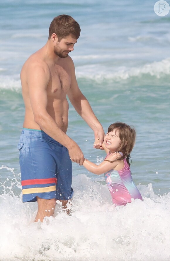 Rafa Vitti levou a filha na praia da Barra da Tijuca, no Rio