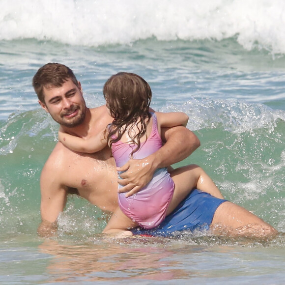 Rafa Vitti e Clara Maria arriscaram um mergulho juntinhos