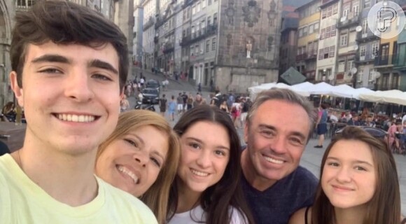 Família Liberato reunida enquanto estavam viajando juntos.