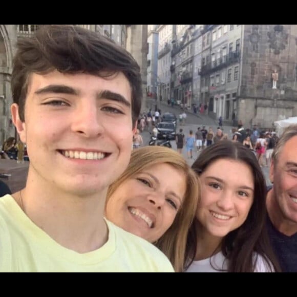 Família Liberato reunida enquanto estavam viajando juntos.