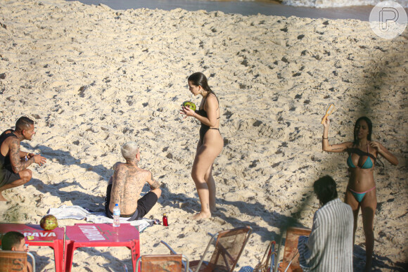 Mel Maia se refrescou com água de coco em dia na praia com MC Daniel e amigos