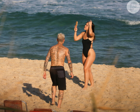 Mel Maia e MC Daniel foram clicados em praia do Rio após supostamente retomarem o namoro