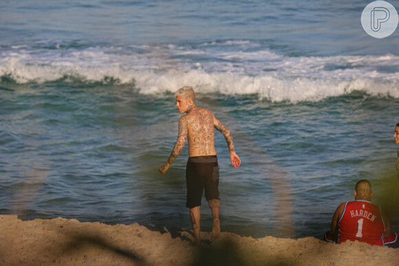 MC Daniel foi clicado em praia do Rio de Janeiro