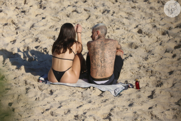 Mel Maia e MC Daniel colocaram o papo em dia durante dia na praia