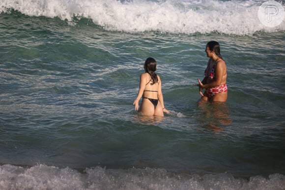 Mel Maia se refrescou em dia de praia na Zona Oeste do Rio de Janeiro