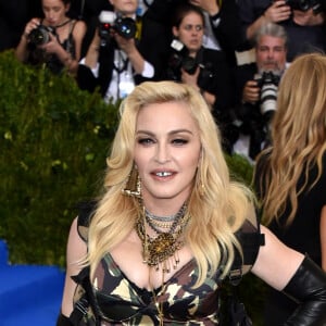 Madonna esteve com uma febre baixa durante um mês, mas preferiu ignorar o sintoma e nunca procurou um médico