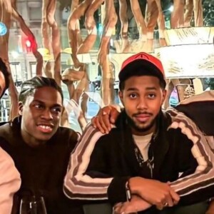 Shakira e Lewis Hamilton foram flagrados em um jantar juntos com amigos e borbulharam insinuações que eles estariam juntos.