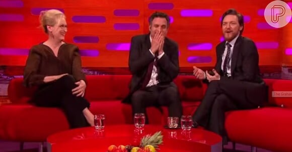 Após ter ganhado um beijo de Meryl Streep, Mark Rufalo fica todo feliz durante o programa de TV 'The Graham Norton Show'