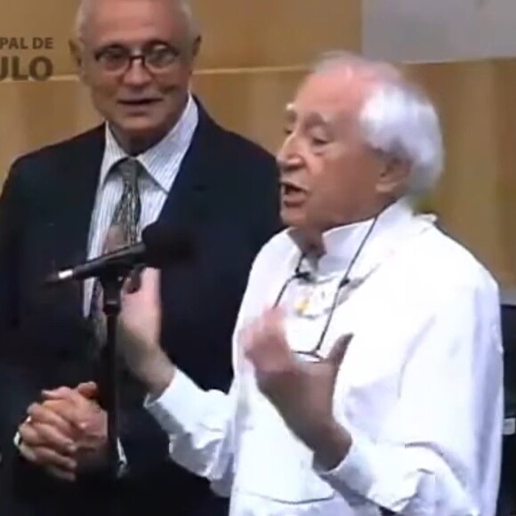 Zé Celso na Câmara Municipal de São Paulo enquanto discursava e lutada por seu teatro.