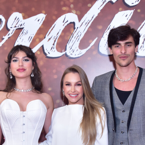 Carla Diaz, Giovanna Grigio e Bruno Montaleone se encontraram na pré-estreia do filme 'Perdida' em 4 de julho de 2023