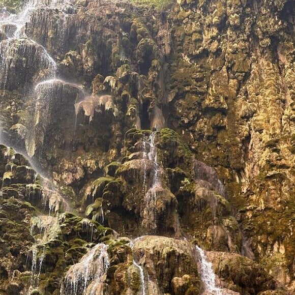 Em viagem, Joana Sanz publicou fotos de fio-dental em uma cachoeira