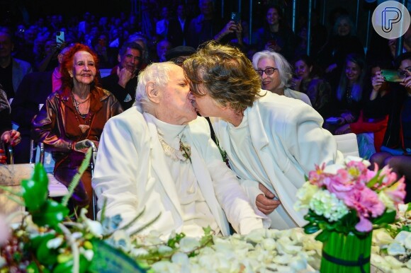 Ze Celso Martínez e o marido, Marcelo Drummond, se beijaram durante casamento em junho de 2023