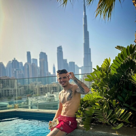 Thomaz Costa também vende pack de fotos sensuais