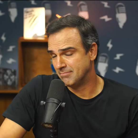 Tadeu Schmidt, no "Flow", reage à sua suposta saída do "BBB" gerar tanta curiosidade no Google